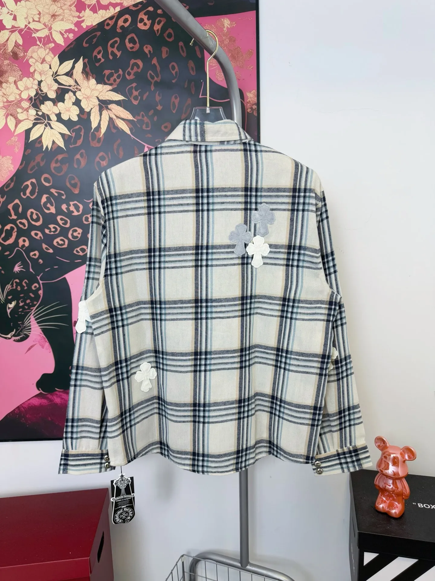 P190 ChromeHearts Miami limited-edition plaid shirt with embroidered leather label. Same style as ChromeHearts counters. Made of 300g pure cotton fabric. Very textured on the handle. Three-dimensional and atmospheric. Versatile and easy to wear in autumn. Simple and elegant. Adopts os version. The upper body effect is great. Suitable for all body types. Soft and comfortable. CH letter cross embroidery on the front ➕ horseshoe embroidered leather label on the back ➕ cross button custom hardware. Small mark on the hem. Resistant to machine washing. Does not fade or deform. Complete accessories, original mold opening, perfect restoration of zp 2:1, same style for men and women, versatile and easy to choose, size s m l xl color picture color